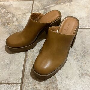 NWOT Universal Thread Heal/Platform Mule
